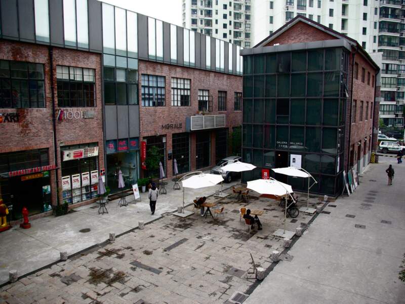 Entrepôts réhabilités en galeries d’art dans le quartier de Suzhou Creek à Shanghai, en Chine