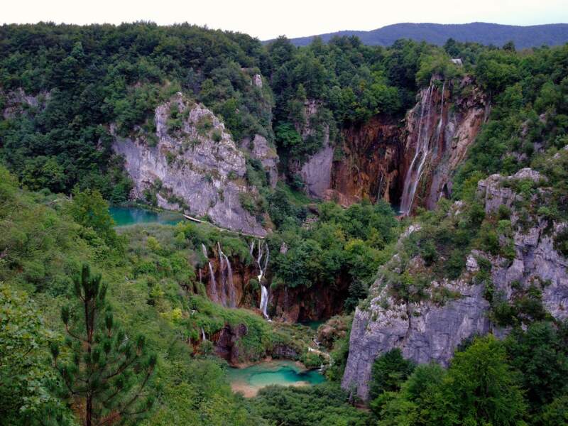 Certaines cascades font près de 80m de haut, dans le parc national Plitvice, dans les comitats Lika-Senj et Karlovac, en Croatie
