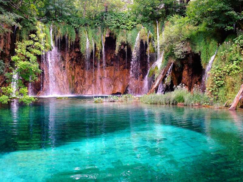 Les eaux turquoise et les cascades sont chargées d'histoire, dans le parc national Plitvice, dans les comitats Lika-Senj et Karlovac, en Croatie