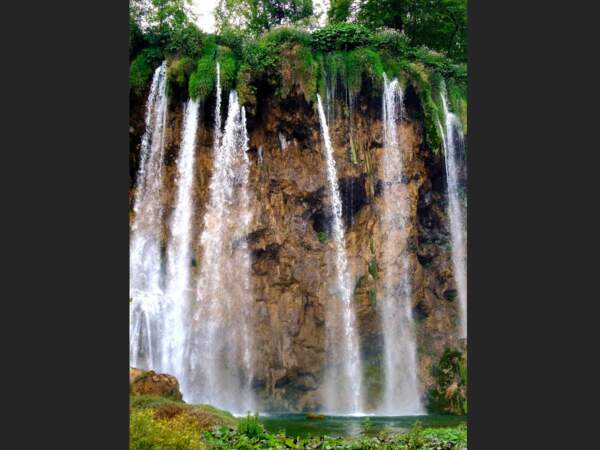Une cascade se déversant dans l'un des lacs, dans le parc national Plitvice, dans les comitats Lika-Senj et Karlovac, en Croatie