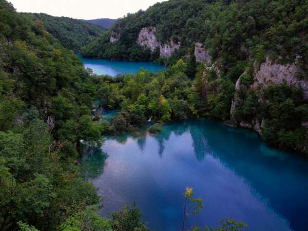 Les lacs vus du haut des falaises, dans le parc national Plitvice, dans les comitats Lika-Senj et Karlovac, en Croatie