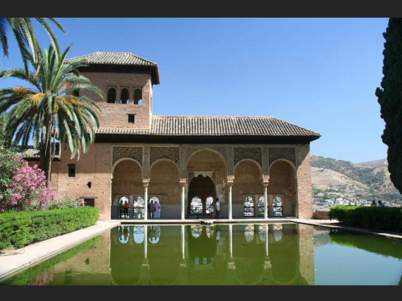 Le bassin de l'Alhambra à Grenade, en Andalousie, Espagne