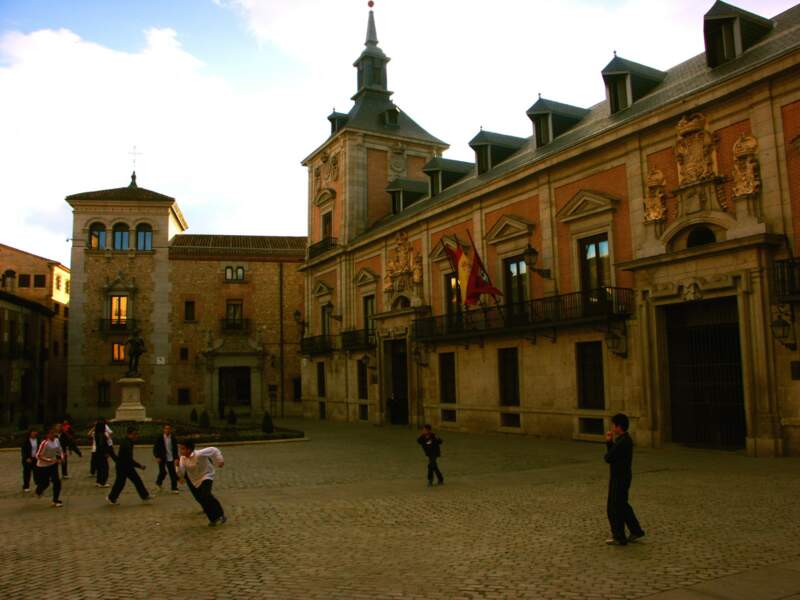 Enfants jouant Plaza de la Villa