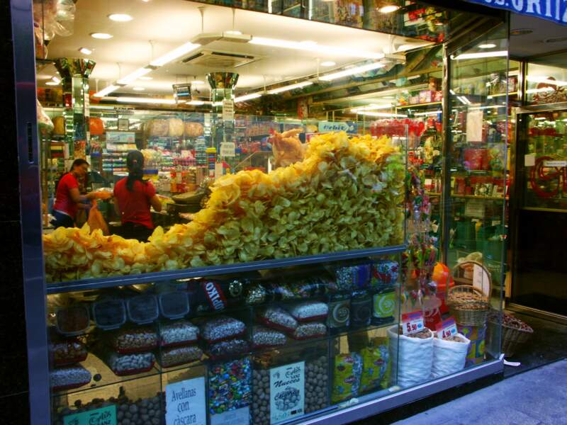 Une vitrine remplie de chips dans un magasin madrilène