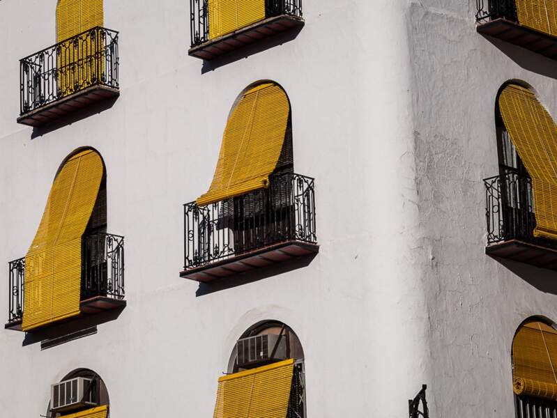 Stores colorés dans le village d’Alcala La Real en Andalousie, en Espagne