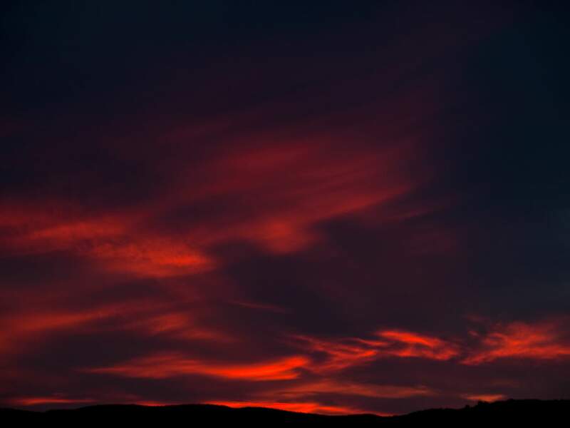 Le ciel prend une teinte rouge sang au crépuscule, à Arches National Park, Utah, Etats-Unis