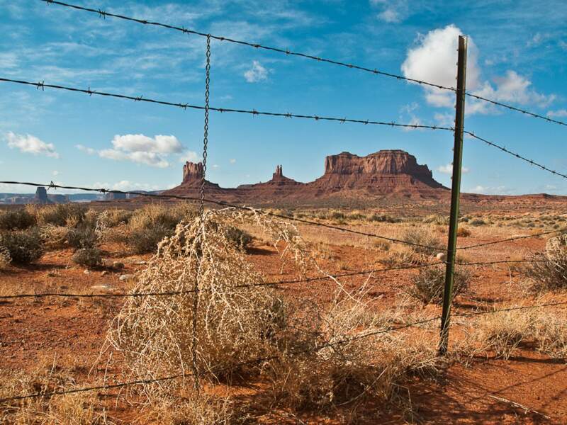 Une clôture délimitant la réserve Navajo et Monument Valley, Arizona, Etats-Unis