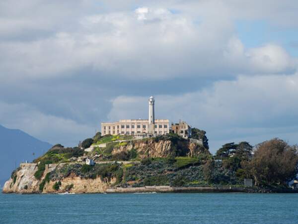 Alcatraz, située dans la baie de San Francisco, est sans doute la prison la plus célèbre au monde