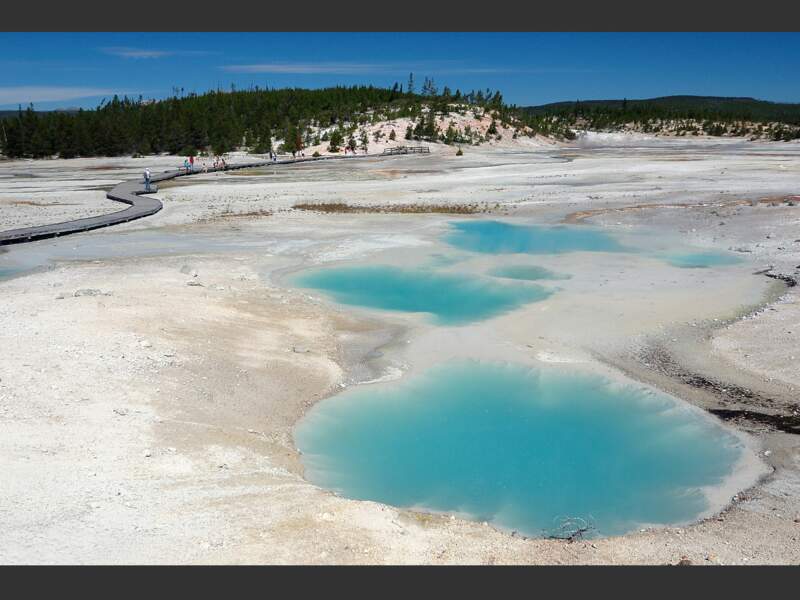 Le bassin de Old Faithful, dans le Wyoming (Etats-Unis), propose une promenade spectaculaire entre geysers et sources chaudes.