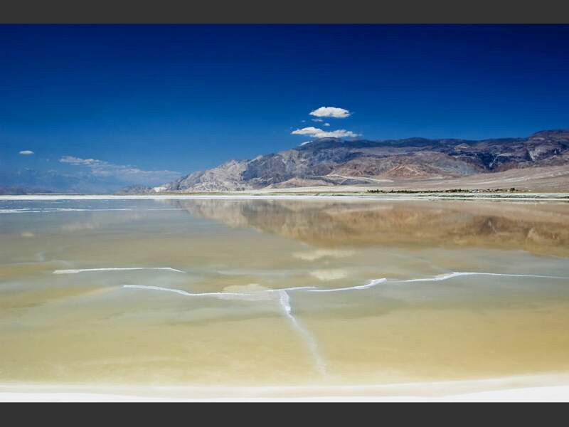 Au cœur de l’Utah, aux Etats-Unis, le grand lac salé de Salt Lake City a des allures de paysage lunaire.