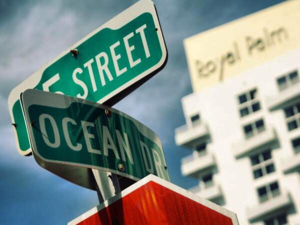 Au croisement de deux rues importantes à Miami Beach, en Floride, aux Etats-Unis.