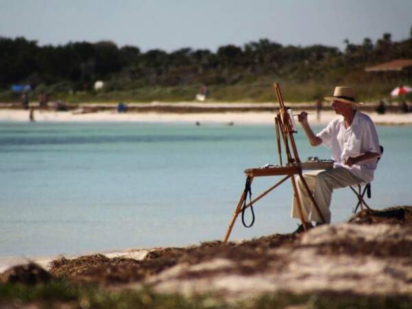 Peintre au bord de la plage de Bahia Honda, dans les îles Keys, en Floride, aux Etats-Unis.