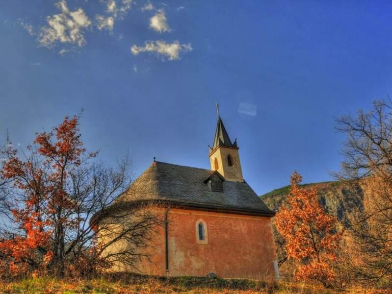 Chapelle Notre-Dame de Clémence, en amont du village de Remollon, dans les Hautes-Alpes, en Provence-Alpes-Côte d’Azur, en France