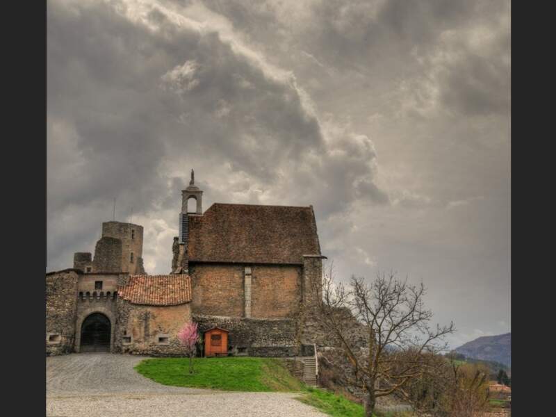 L’entrée du château de Tallard dans les Hautes-Alpes, en Provence-Alpes-Côte d’Azur, en France