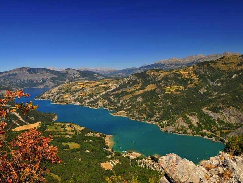 Le lac de Serre-Ponçon, dans les Hautes-Alpes, en Provence-Alpes-Côte d’Azur, en France