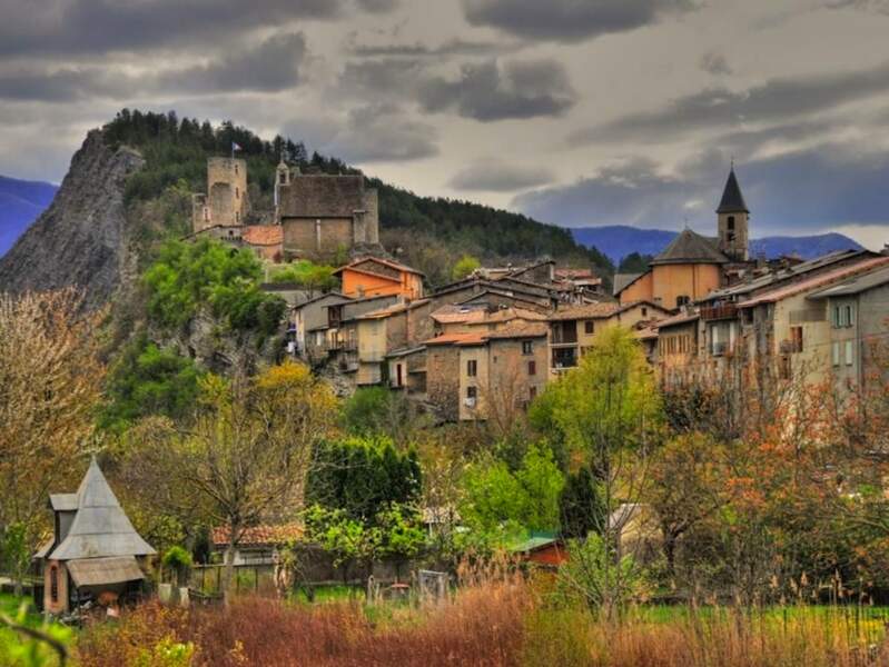 Le village de Tallard dans les Hautes-Alpes, en Provence-Alpes-Côte d’Azur, en France