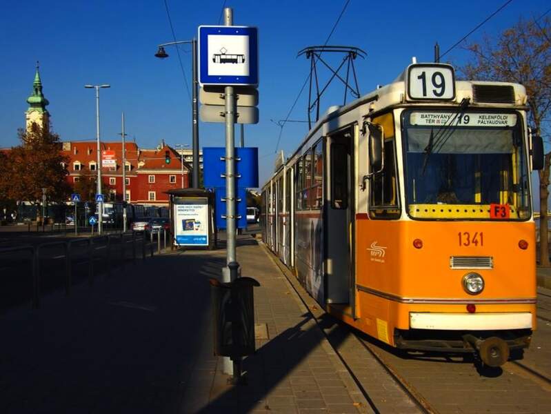 Tramway dans le quartier de Batthyany à Budapest, en Hongrie