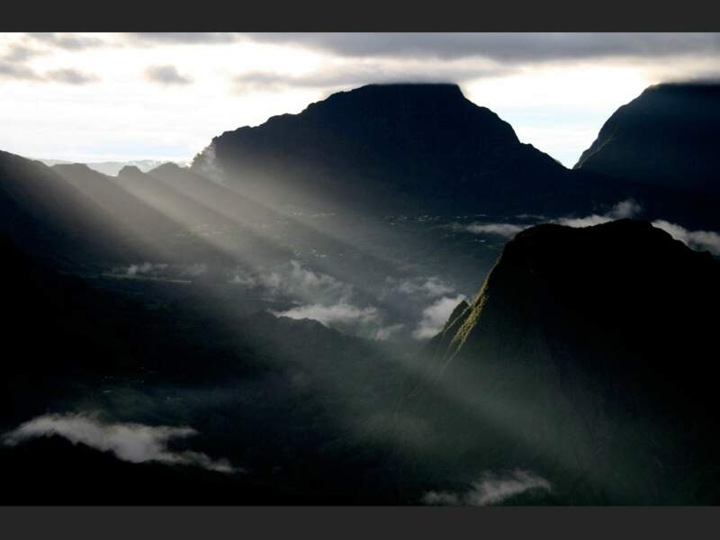 Coucher de soleil depuis le gîte de Bélouve, sur l'île de La Réunion.