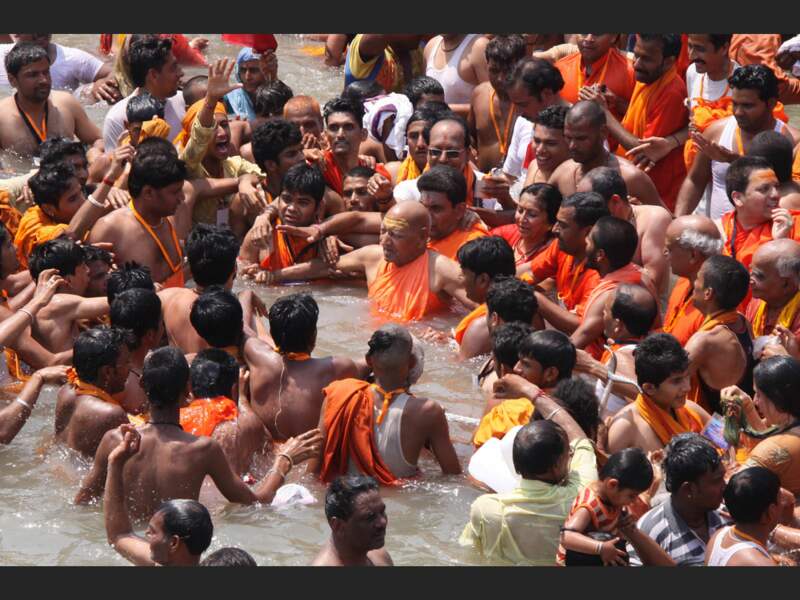 Un guru entouré de ses disciples,dans le Gange, à Haridwar, dans l’Uttaranchal Pradesh (Inde).
