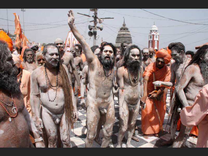 Pendant la fête de la Kumbh Mela, les naga baba défilent à Haridwar, dans l’Uttaranchal Pradesh (Inde).
