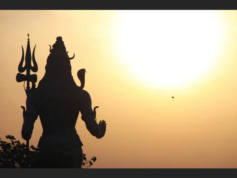 Lever de soleil sur l’immense statue du dieu Shiva érigée à l’entrée de la ville de Haridwar, dans l’Uttaranchal Pradesh (Inde).