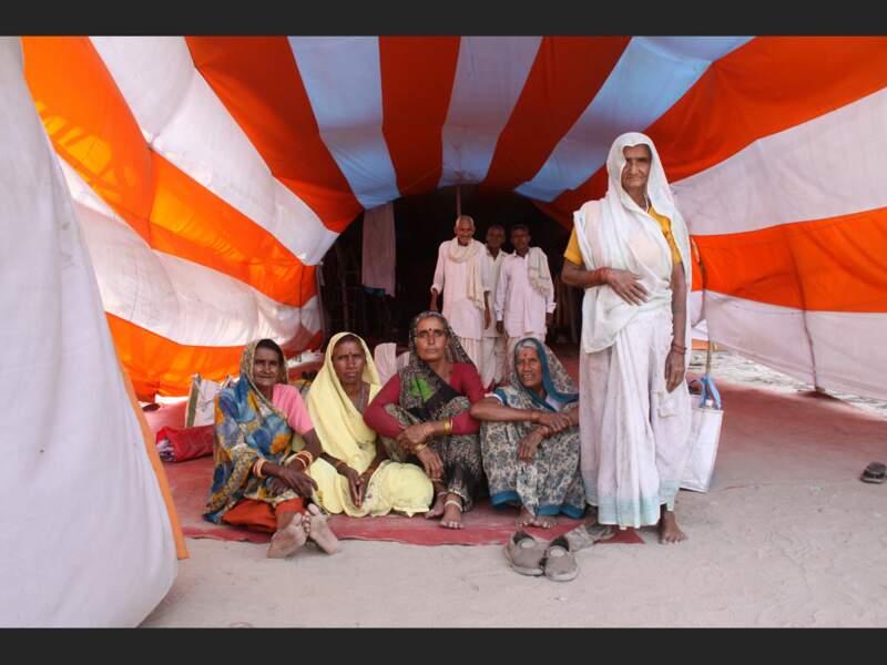 A Haridwar, dans l’Uttaranchal Pradesh, sous la tente d’une famille de pèlerins venus du Maharastra (Inde).
