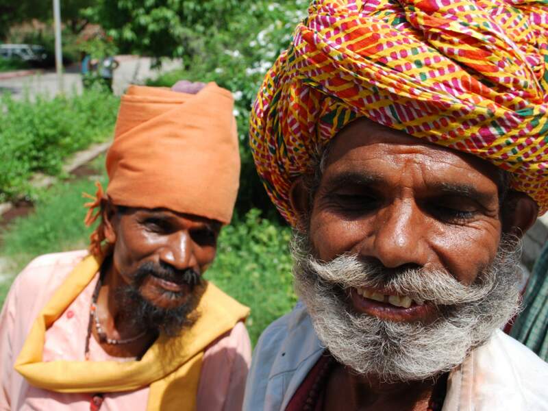 Le sourire de deux hommes, rencontrés devant le temple d’Adinath, à Ranakpur, au Rajasthan (Inde).