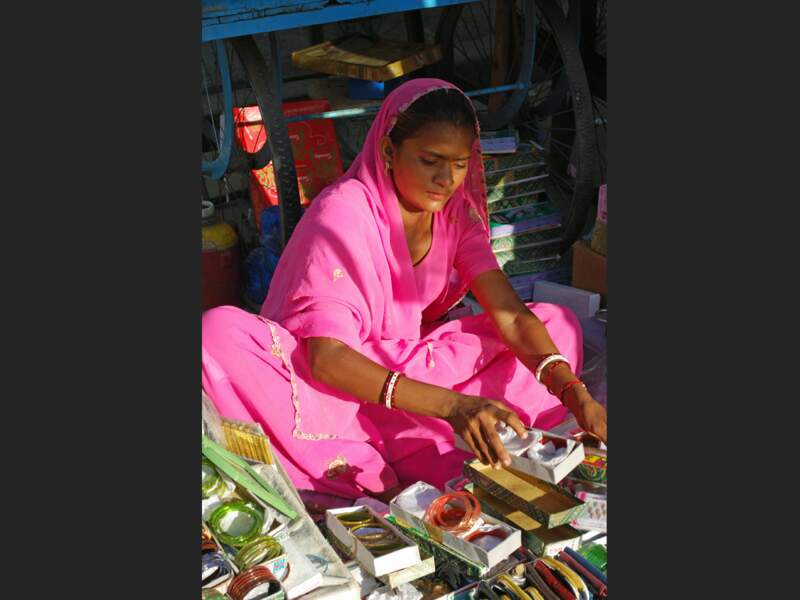 Une vendeuse de bracelets sur la place du marché de Ranakpur, au Rajasthan, en Inde.