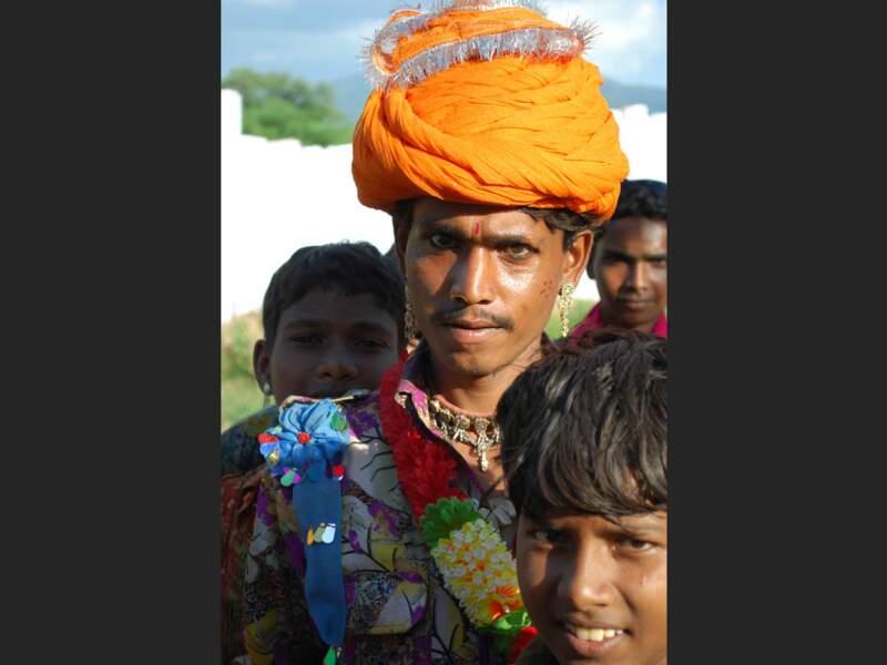 A Ranakpur, au Rajasthan, cet homme en grands habits de fête revient d'une cérémonie religieuse (Inde).