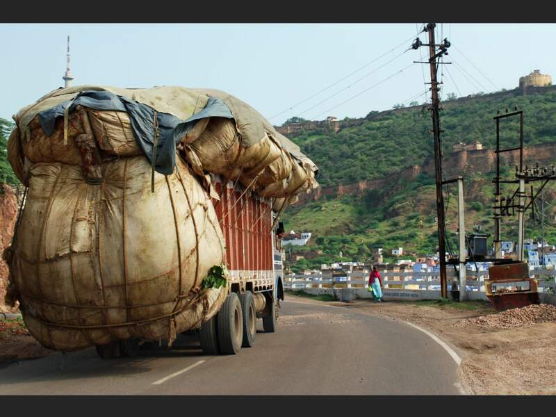 Un camion bien chargé sur une route du Rajasthan (Inde).