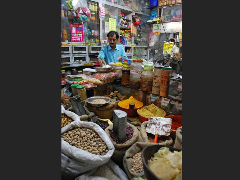 Une petite boutique d'épices typique de Jaipur, au Rajasthan (Inde).