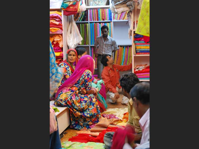 Choisir du tissu pour un sari n'est pas une mince affaire à Jaipur, au Rajasthan (Inde).
