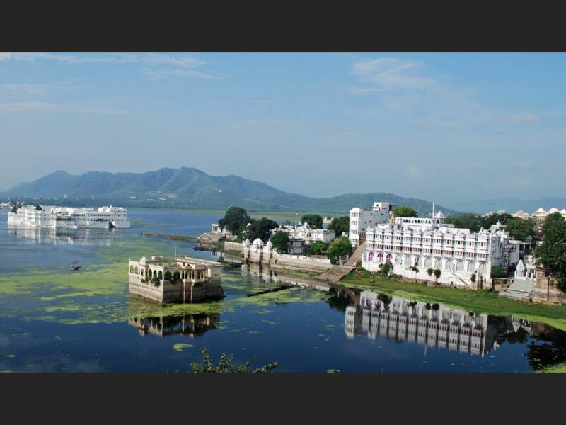 Le célèbre Taj Lake Palace en arrière-plan à gauche, à Udaipur, au Rajasthan (Inde).