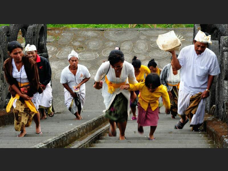 Fidèles se rendant au temple de Pura Besakih, à l'est de Bali, en Indonésie. 