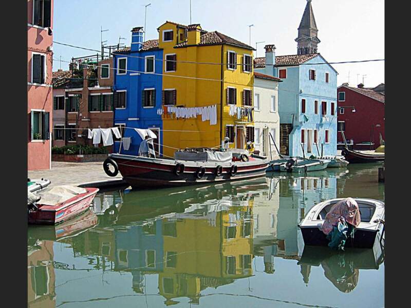 Les quais et les façades colorées de l'île de Burano, à Venise (Italie).