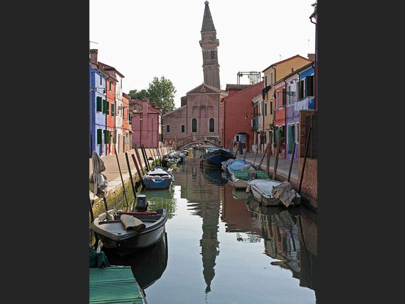Clocher penché, sur l'île de Burano, dans la lagune de Venise (Italie).