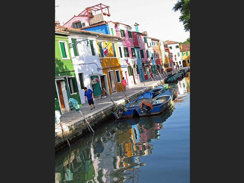 Les façades et leurs reflets donnent une impression de mouvement et de vie, sur l'île de Burano, à Venise (Italie).