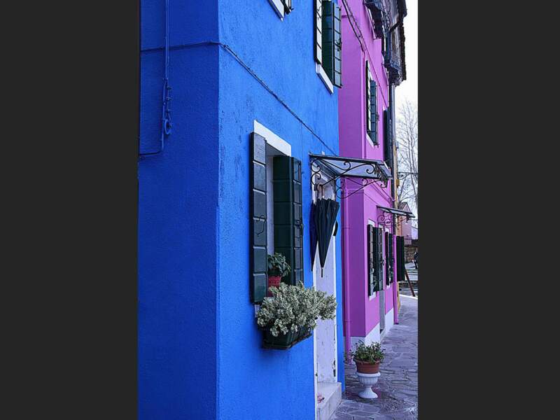Cette juxtaposition de couleurs fait le charme de l'île de Burano, dans la lagune de Venise (Italie).