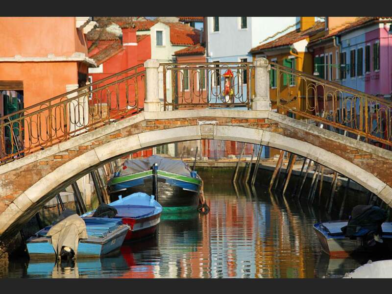 L'un des nombreux ponts qui enjambent les canaux sur l'île de Burano, dans la lagune de Venise (ltalie).
