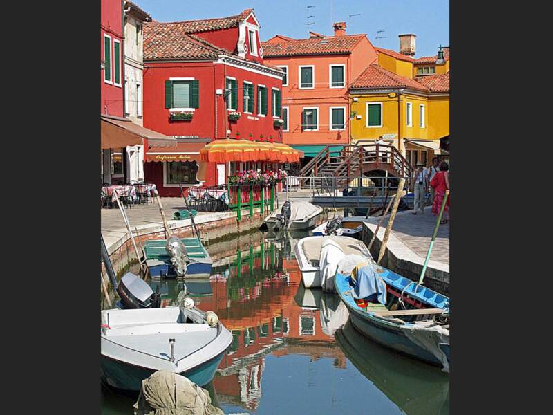 Au printemps, les terrasses de l'île de Burano à Venise se chargent de touristes (Italie).