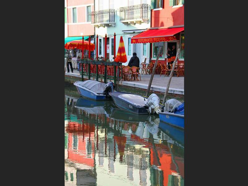 Les « trattoria » donnent vie aux canaux de l'île de Burano, dans la lagune de Venise (ltalie).