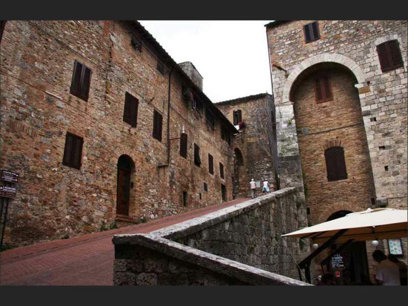 Ruelle de San Gimignano, en Toscane (Italie).