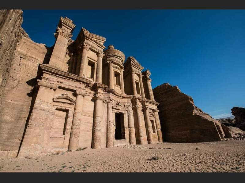 Ancien tombeau nabatéen transformé en monastère par les Chrétiens, le Deir est un des monuments les plus impressionnants de Pétra, en Jordanie. 