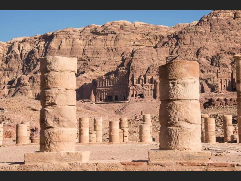 Vestiges de colonnades et vue sur les tombeaux royaux de Pétra, en Jordanie. 