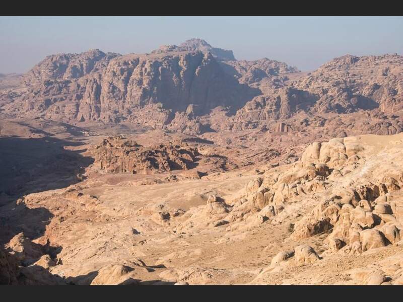 Paysage de la vallée de Pétra, cité antique de Jordanie construite dans le grès rose. 