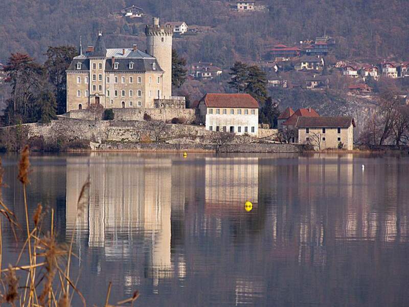 Le château de Duingt au bord du lac d’Annecy, en Rhône-Alpes