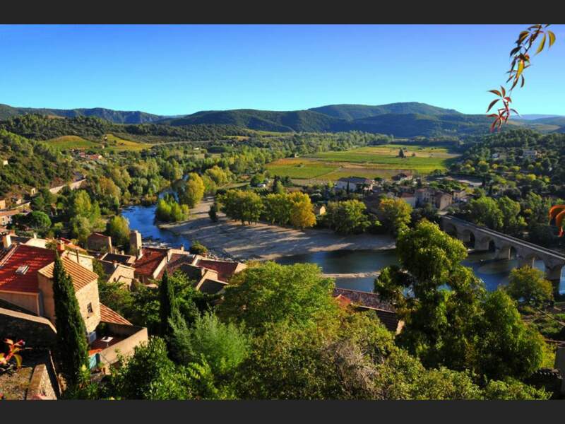 La vue depuis le jardin méditerranéen du village de Roquebrun, dans l’Hérault.