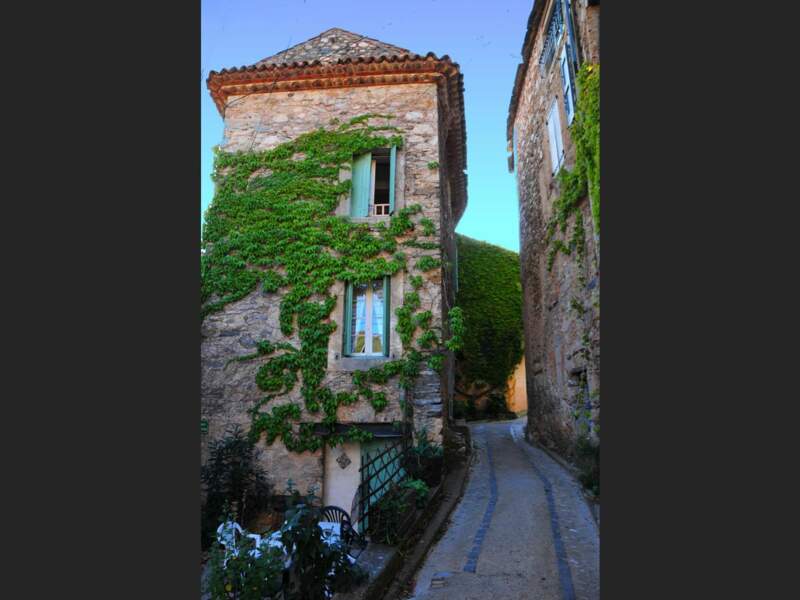 Une des ruelles du village de Ceps, dans l’Hérault.
