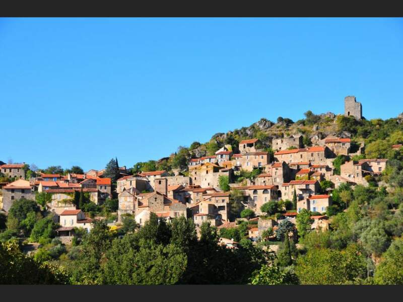 Vieussan, un bourg médiéval dans l’Hérault, en Languedoc-Roussillon, en France.