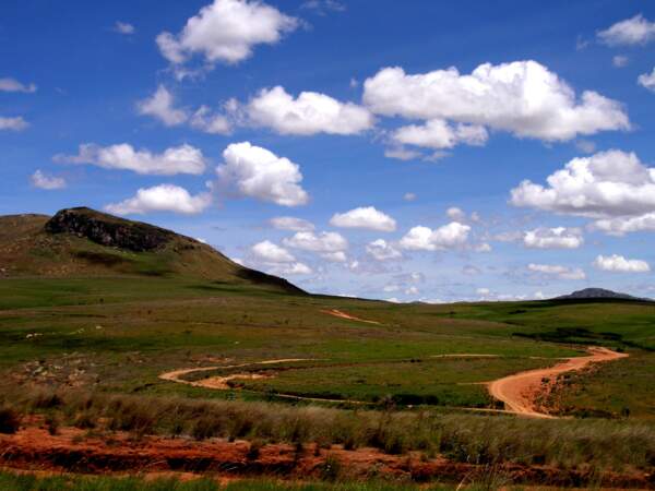 La RN7 traverse un paysage malgache typique, mêlant vallées verdoyantes et pistes de terre rouge.